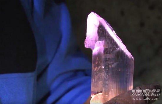 男子野外挖到奇石:切割后的发现让人震撼