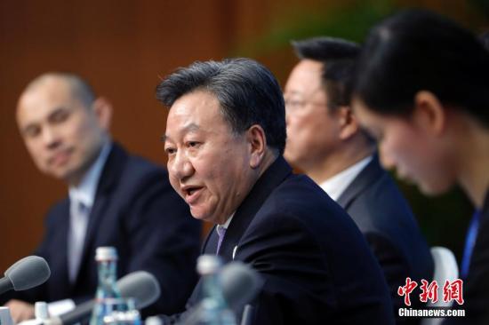 图为姜增伟在会上回答记者提问。 <a target='_blank' href='http://www.chinanews.com/'>中新社</a>记者 盛佳鹏 摄