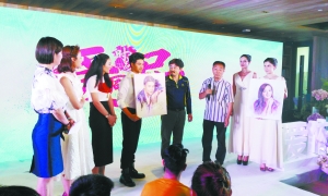 朝鲜画家现场为田亮夫妇创作精彩的肖像作品  朝鲜画家现场为田亮夫妇创作精彩的肖像作品