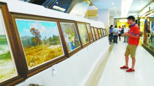 观众在作品前驻足 观众在作品前驻足