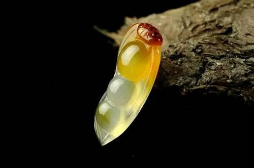 特别是那些经过精心雕琢过的自然玉髓，贵气十足，是目前珍藏市场上当之无愧的新宠，其价钱也随着珍藏价值的提升而上涨。玉髓的价钱目前还处于低位，加之市面上假货相对较少，所以其当下的投资风险较小。