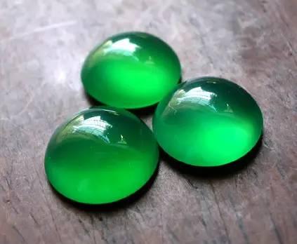 玉髓的颜色十分丰厚，其中紫、蓝、绿3种颜色的玉髓因产量较少而可谓精品，珍藏价值最高。比如巴西和印度尼西亚产的紫玉髓?；粕?、白色、红色、黑色等颜色的玉髓产量较大，因而珍藏价值相对较低，每件价钱通常在几百元到数千元不等。