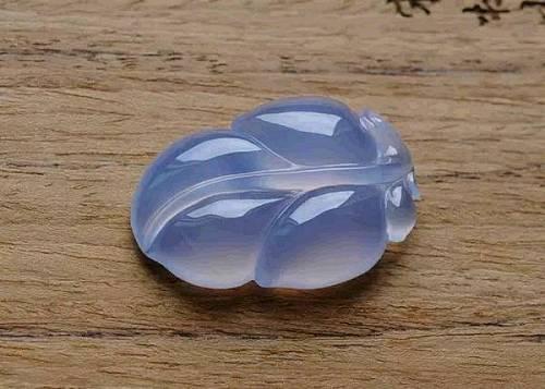 ‘玉石’的范围则普遍得多，如我们常见的翡翠、琥珀、玛瑙、玉髓等都属于玉石范畴?！本菀裼胗袼璧某煞钟凶糯笙嗑锻?，玉的主要成分为含有镁离子、亚铁离子的硅酸钙；而玉髓的主要成分是二氧化硅，为隐晶质石英的汇合体。这样看来，它们并非同一类物质。