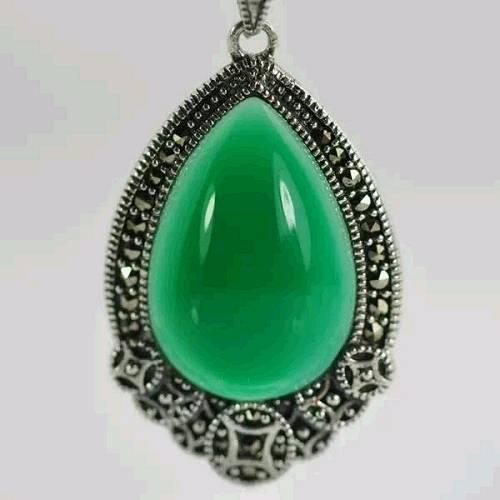 第三从重量上判别，翡翠的密度大于玉髓，因而，翡翠的手感比玉髓重；