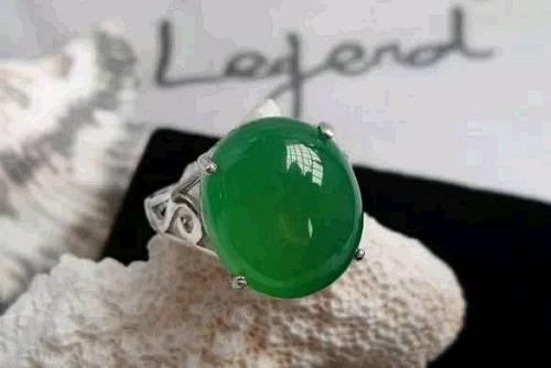 第四，从声音上判别，将两块翡翠悄然碰撞，会发出洪亮的声音，而将两块玉髓相互碰撞，则会发出沉闷的声音。