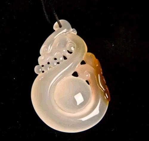 　　在古代，它是王公贵族、商贾富人的专享，如今却进入了寻常百姓家，成为流行大众的玉石品种。