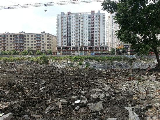 原文配图：龙家民居遭到彻底毁坏。