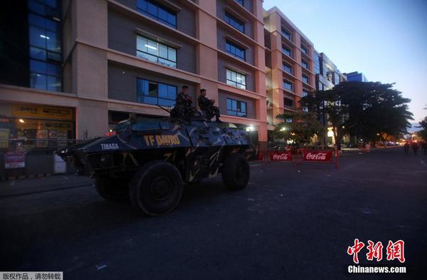 阿贝拉在一份声明中称，目前尚无人出面表示对事件负责，民众最好不要妄加猜测，同时避免前往人群密集的地方。图为事发地点警方的装甲车。