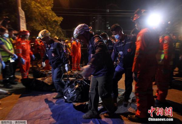 警方转移遇难者遗体。达沃市副市长保罗透露，5名男性和5名女性在爆炸中丧生。他表示，这对达沃和整个菲律宾来说都是悲伤的一天。
