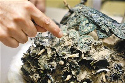 萧后冠终露真容 首席记者 张宇明 摄 萧后冠终露真容 首席记者 张宇明 摄