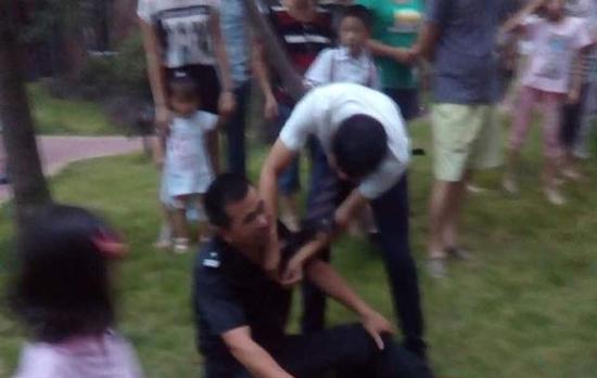 保安冲上10楼救出火灾中被困业主 挨家敲门疏散