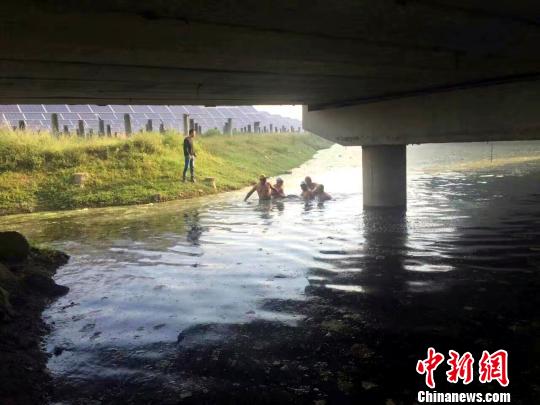 图为经过20分钟的搜寻，溺亡者遗体被找到?！』莆?摄