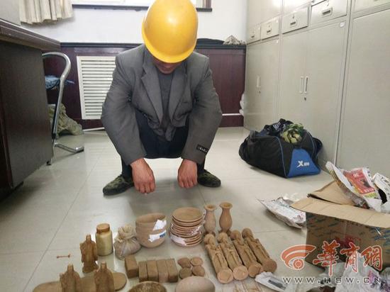 8月29日，榆林市公安局榆横分局沙河口派出所将正在售卖假文物的李某某带回派出所询问，其使用的文物全部从地摊上购买得来，自己做旧后在进行售卖。通讯员 尹晨强