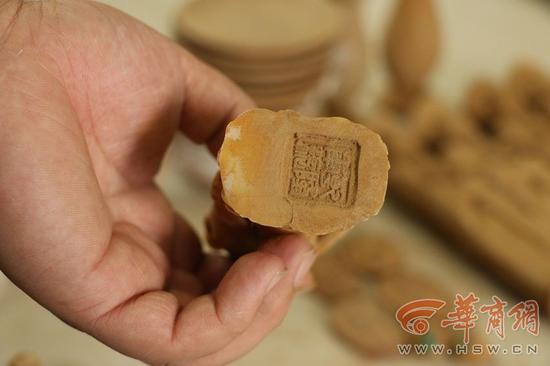 8月29日，榆林市公安局榆横分局沙河口派出所将正在售卖假文物的李某某带回派出所询问，其使用的文物全部从地摊上购买得来，自己做旧后在进行售卖。通讯员 尹晨强