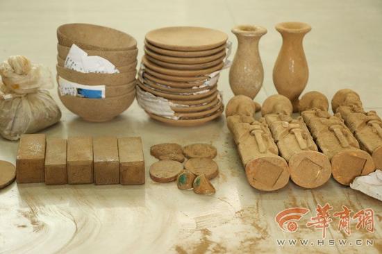 8月29日，榆林市公安局榆横分局沙河口派出所将正在售卖假文物的李某某带回派出所询问，其使用的文物全部从地摊上购买得来，自己做旧后在进行售卖。通讯员 尹晨强