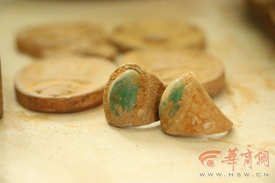 8月29日，榆林市公安局榆横分局沙河口派出所将正在售卖假文物的李某某带回派出所询问，其使用的文物全部从地摊上购买得来，自己做旧后在进行售卖。通讯员 尹晨强