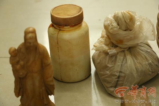 8月29日，榆林市公安局榆横分局沙河口派出所将正在售卖假文物的李某某带回派出所询问，其使用的文物全部从地摊上购买得来，自己做旧后在进行售卖。通讯员 尹晨强