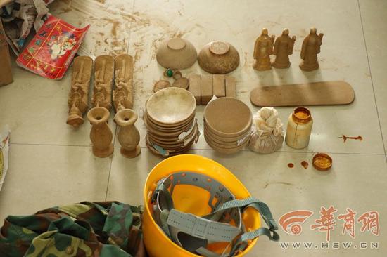 8月29日，榆林市公安局榆横分局沙河口派出所将正在售卖假文物的李某某带回派出所询问，其使用的文物全部从地摊上购买得来，自己做旧后在进行售卖。通讯员 尹晨强