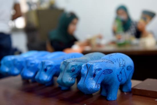 这是8月30日在埃及开罗古埃及艺术品复刻中心拍摄的蓝河马彩陶复制品。