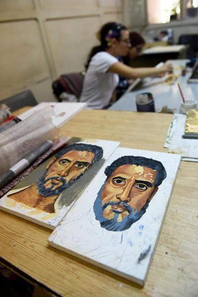 8月30日，两名女孩在埃及开罗古埃及艺术品复刻中心创作绘画作品。