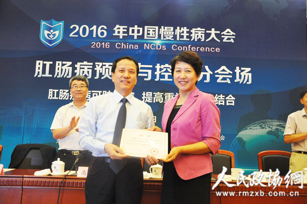 王笑频司长为安阿玥主任颁发聘书_副本 王笑频司长为安阿玥主任颁发聘书_副本