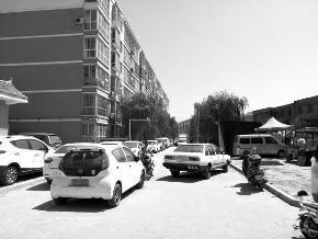 小区欲收停车费引住户不满堵门 救护车接病人受阻