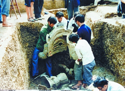 1986年青铜大面具出土场景 1986年青铜大面具出土场景