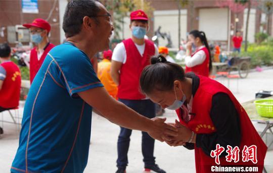 被骗自杀获救后30岁女子创办爱心粥屋回报社会