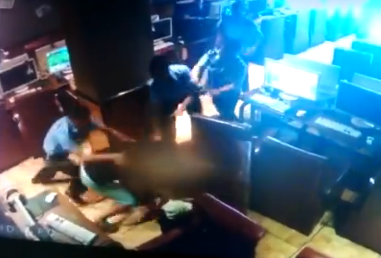 男子网吧内袭警后被击毙 官方回应:确有民警受伤