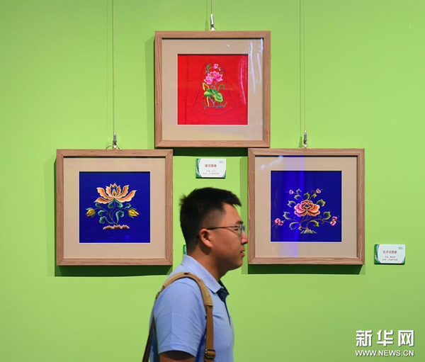 9月5日，观众从一组蒙古族传统刺绣作品前走过。