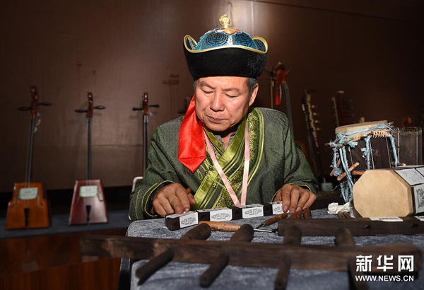 9月5日，内蒙古自治区级传承人胡庆海展示蒙古族拉弦乐器制作过程。