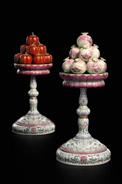 清乾隆 粉彩高足莲托像生柿子、石榴供盘一对

　　高 47.5 及 47.8 公分