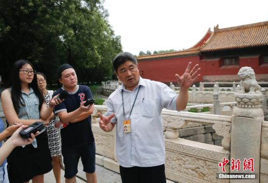 7月25日，故宫博物院院长单霁翔召开新闻发布会，详解故宫排水系统营造与维护中的“工匠精神”，并带领记者参观故宫排水设施。 中新社记者 杜洋 摄