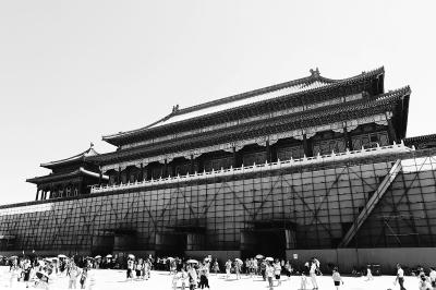 近日，故宫博物院对午门城楼由于雨水渗漏多处抹灰脱落的墙面进行修缮。施工人员选择游人较少的时间或者闭馆时进行作业，最大限度地避免影响游客参观。本报特约摄影 孙山