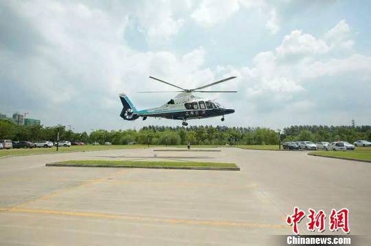 直升机迅速飞往瑞金医院总院停机坪接专家，阵阵轰鸣声中，2名医生1名护士快速登机，11分钟后，直升机已降落到位于郊区嘉定的瑞金医院北院。　瑞金供图 摄