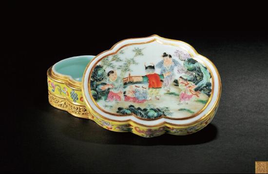 清乾隆 金地洋彩如意形婴戏图盖盒