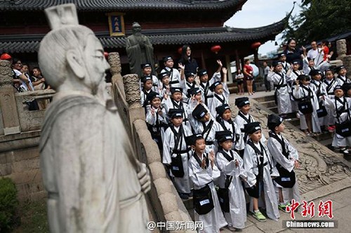 　　8月31日百余小学新生在南京夫子庙大成殿前“开笔破蒙”，通过向孔子像行礼、诵读《论语》、学写“人”字、朱砂开智、聆听师长寄语等，宣告正式成为一名学生。