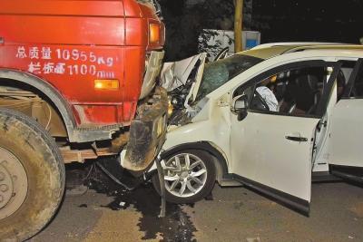 郑州醉驾男子连撞两车打骂交警 喷辣椒水也无济于事