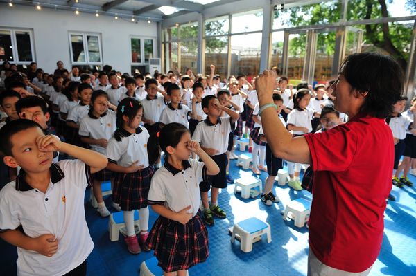 小学生们学习应急救护方法