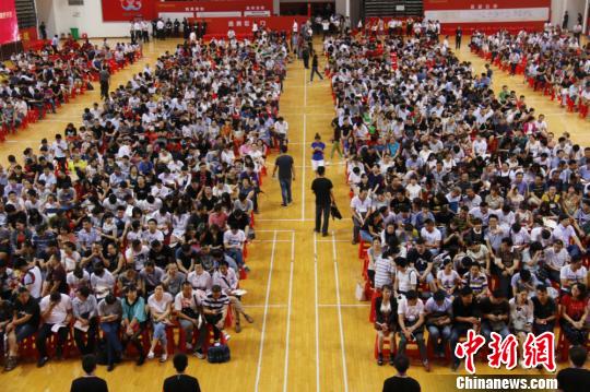 高地价逼出“抢房热”万人体育场变身“售楼处”