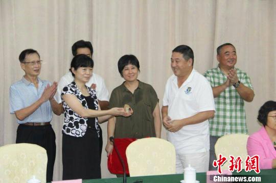 图为叶挺纪念馆相关负责人代表接收叶挺家属捐赠的胶卷盒 林锦成 摄图为叶挺纪念馆相关负责人代表接收叶挺家属捐赠的茶几 林锦成 摄