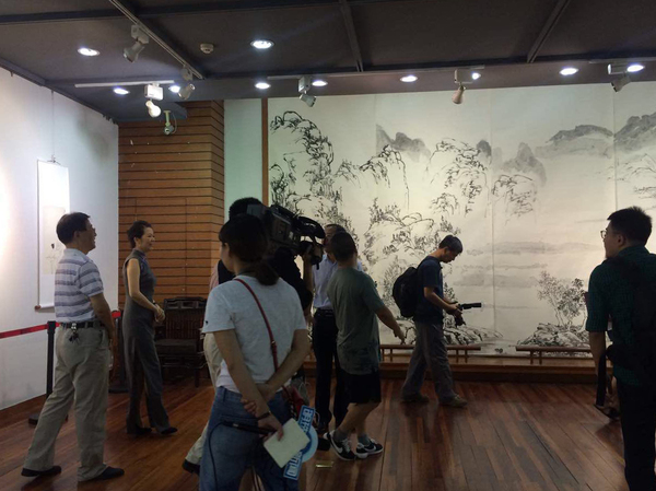 观众在《马可波罗中国行》作品前