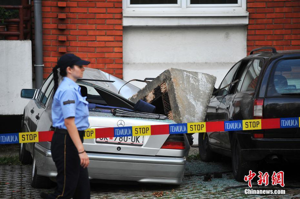 马其顿发生5.3级地震 民众前往公园避难