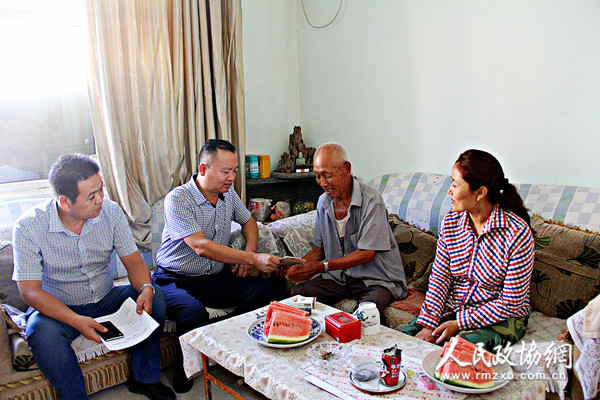 吐鲁番市高昌区政协慰问贫困户