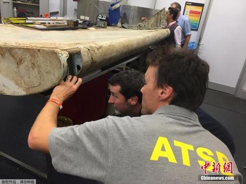 资料图，澳大利亚堪培拉，澳大利亚和马来西亚双方人员对在坦桑尼亚发现的飞机碎片进行研究，双方将对碎片是否属于失事的马航mh370航班客机进行核实。