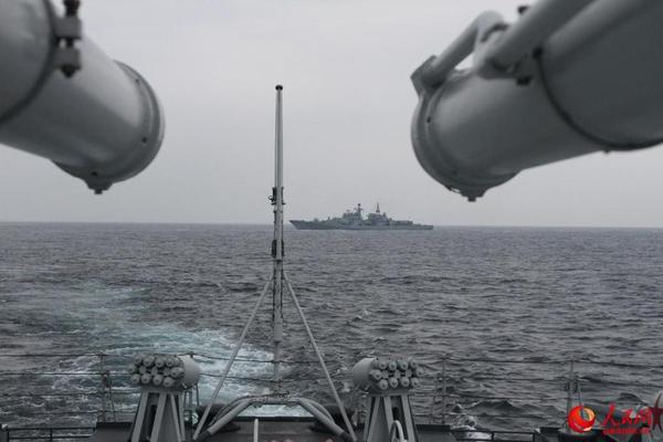 东海舰队6艘战舰开展实战化训练 主副炮开火2