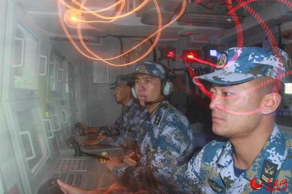 东海舰队6艘战舰开展实战化训练 主副炮开火3