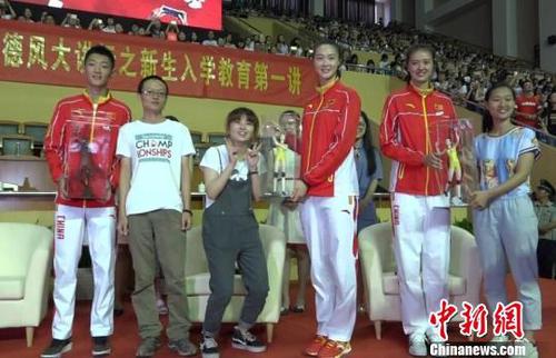 三位奥运健将返回母校，令南京师范大学的同学们全场失控，齐声大喊偶像名字。　李珂 摄