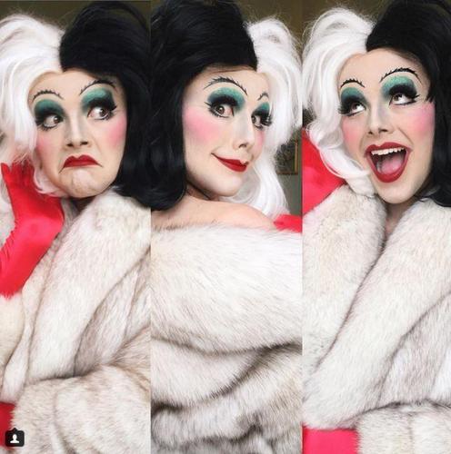 图为理查德带着黑白两色的假发，扮演皇后。