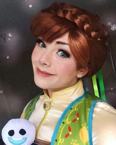 完成这样一套造型，除了精致的妆容，假发和戏服也是必不可少的。